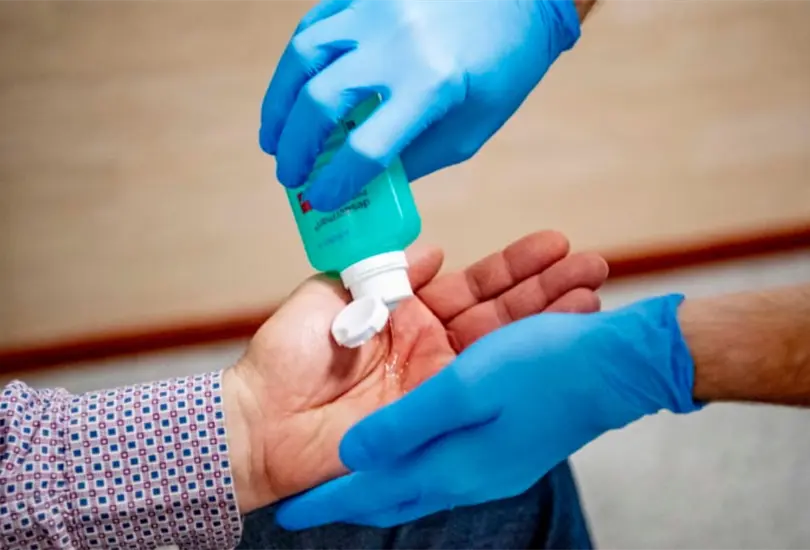 UNAM advierte riesgos por gel antibacterial adulterado con metanol