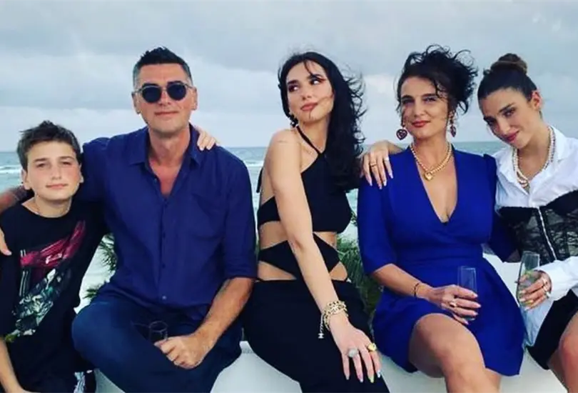 Así es la popular familia de Dua Lipa Así es la popular familia de Dua Lipa