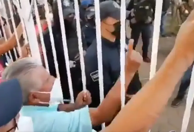 Pobladores de Oaxaca retienen a servidores de la naci&oacute;n por suspender vacunaci&oacute;n