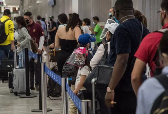 #Fotos Con largas filas y aglomeraciones, turistas abarrotan aeropuerto de la CDMX #Fotos Con largas filas y aglomeraciones, turistas abarrotan aeropuerto de la CDMX