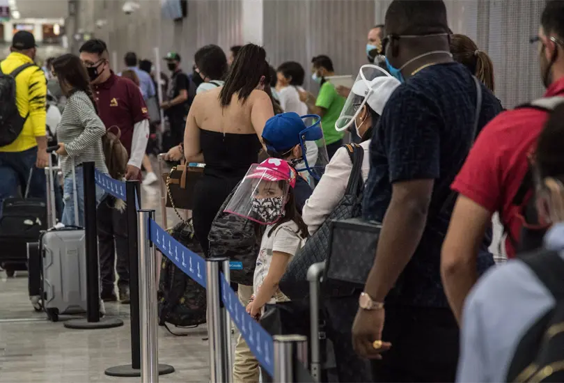 #Fotos Con largas filas y aglomeraciones, turistas abarrotan aeropuerto de la CDMX