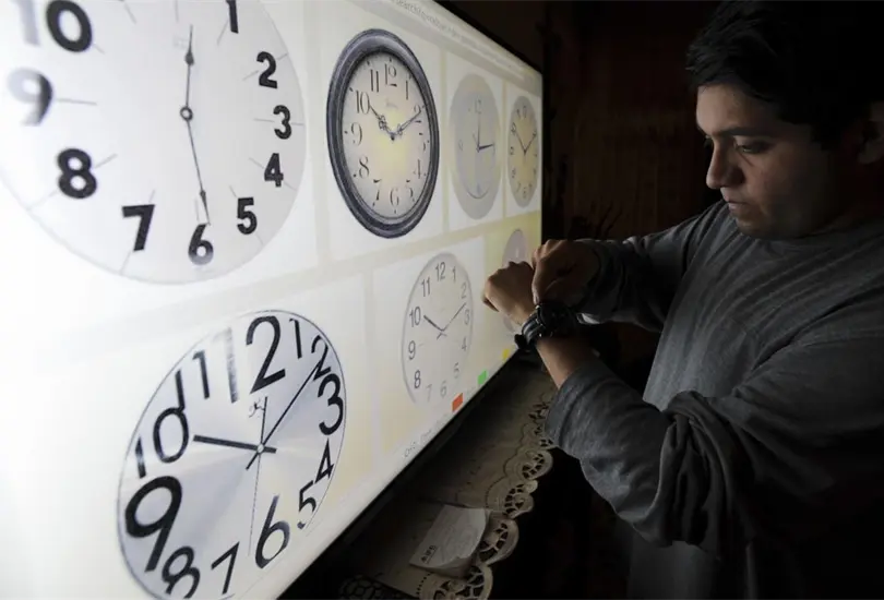 En el horario de verano hay que adelantar el reloj una hora. 