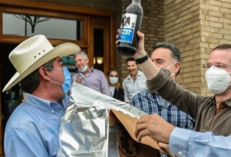 Reciben a Anaya con caguamas en municipio de Coahuila