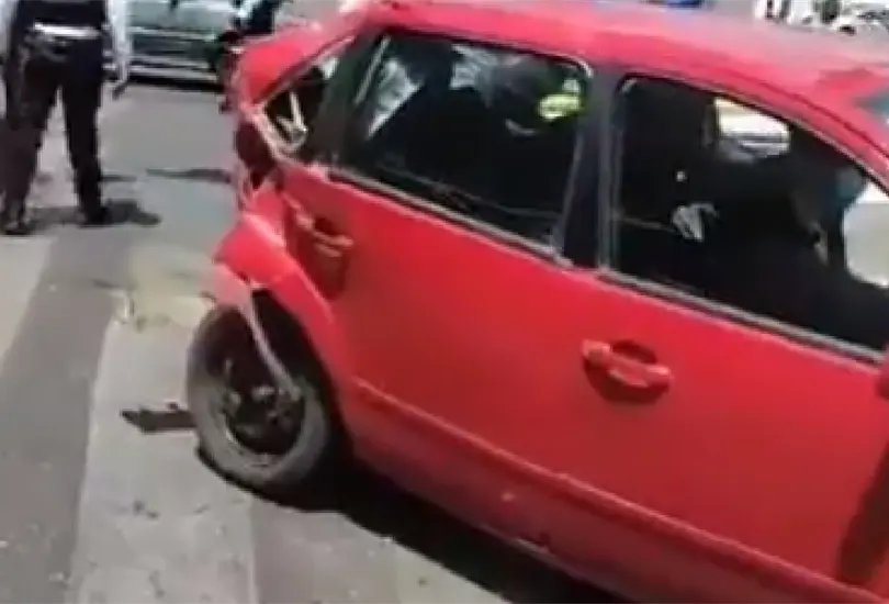 Conductor intenta escapar de polic&iacute;as y arrolla a repartidor de Uber Eats