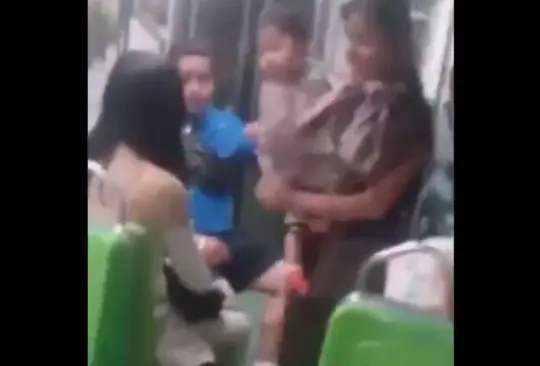 Joven regala tenis a mujer que viajaba descalza en el Metro con un bebé Joven regala tenis a mujer que viajaba descalza en el Metro con un bebé