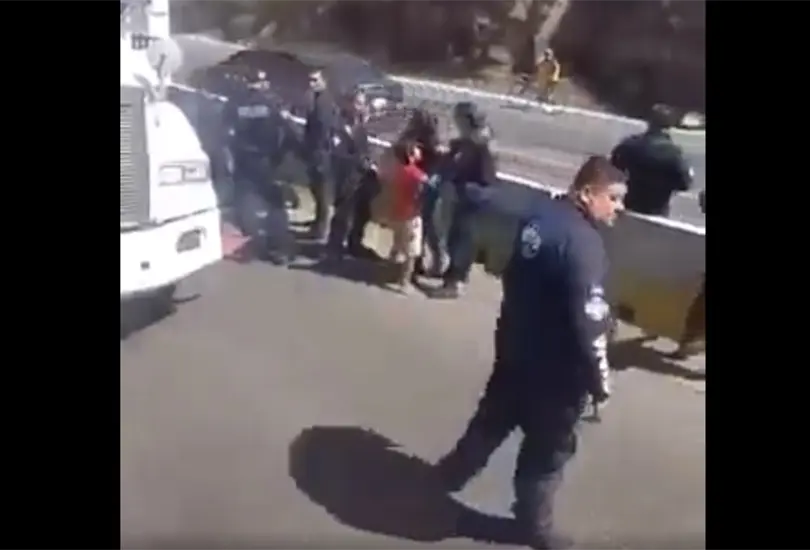 Exhiben a policías de Michoacán sometiendo a hombre que viajaba con su familia Exhiben a policías de Michoacán sometiendo a hombre que viajaba con su familia