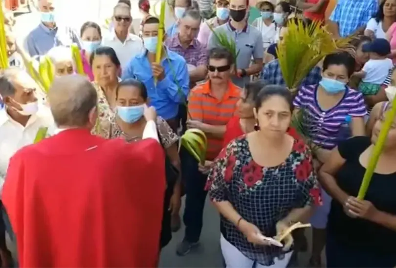 Cura dice que cubrebocas en una babosada y se lo arranca a sus fieles Cura dice que cubrebocas en una babosada y se lo arranca a sus fieles