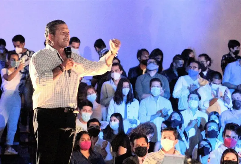 Octavio Pedroza exhorta a los j&oacute;venes a tomar en sus manos el destino de SLP