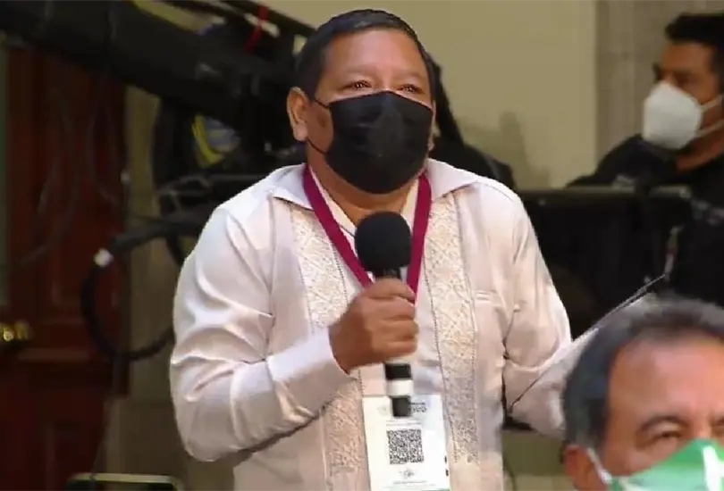 Asistente a la ma&ntilde;anera se hinca para que AMLO le d&eacute; la palabra 