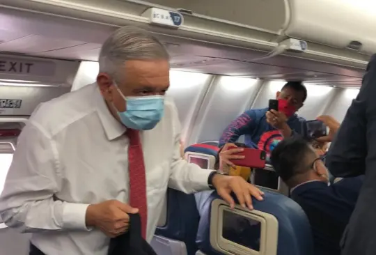 Tras haber sido insultado, ahora piden fotos a AMLO en un vuelo 