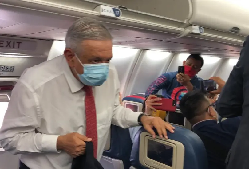 Tras haber sido insultado, ahora piden fotos a AMLO en un vuelo 