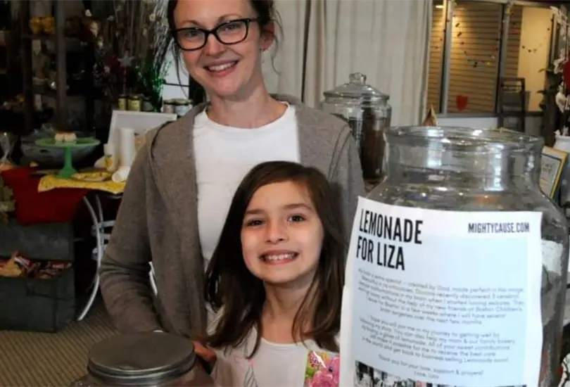 Ni&ntilde;a de 7 a&ntilde;os vende limonadas para poder pagar su cirug&iacute;a cerebral