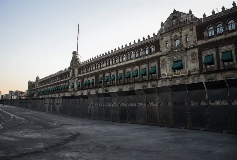 No es miedo: AMLO responde a cr&iacute;ticas por amurallar Palacio Nacional