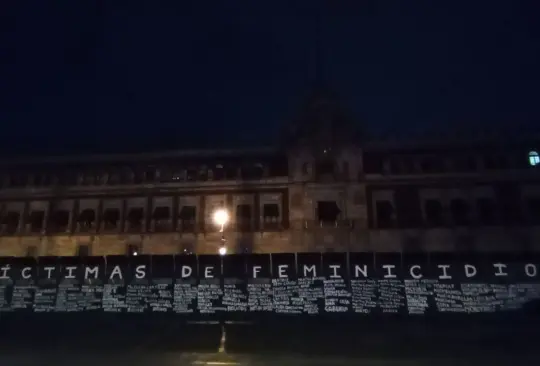 Con nombres de víctimas de feminicidio, mujeres intervienen vallas de Palacio Nacional