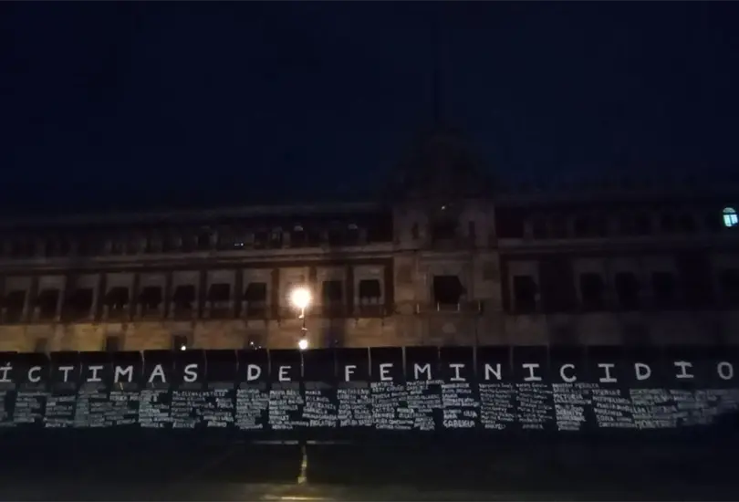 Con nombres de v&iacute;ctimas de feminicidio, mujeres intervienen vallas de Palacio Nacional