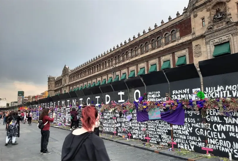 Llenan con flores y mensajes de apoyo a feministas la valla del Palacio Nacional