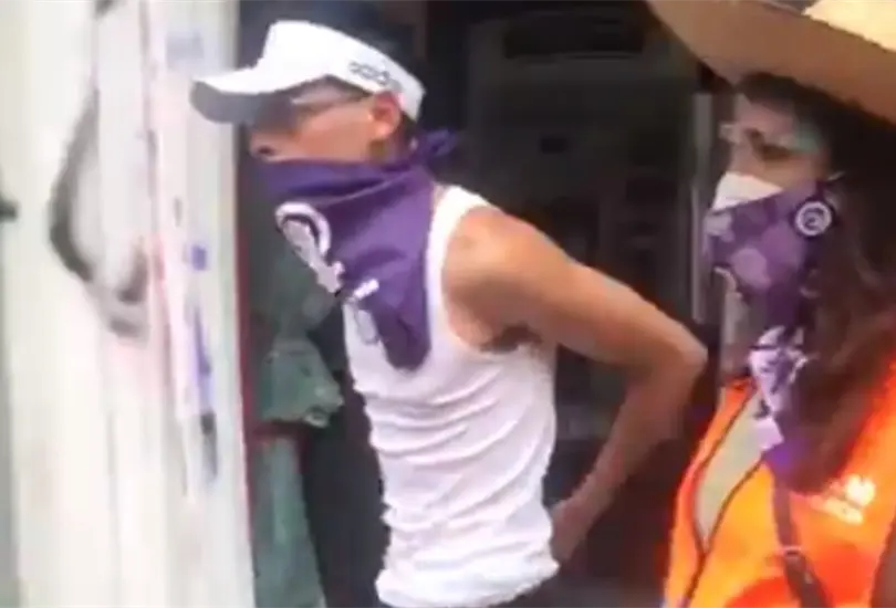 Hombres infiltrados en marcha vandalizaron y agredieron a polic&iacute;as: SSC 