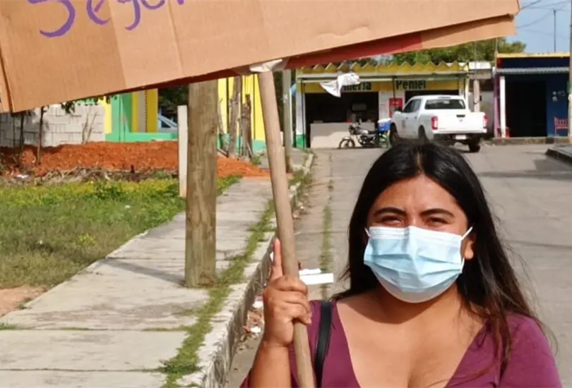 Astrid marchó sola en un municipio de Veracruz; exigió justicia por las que ya no están Astrid marchó sola en un municipio de Veracruz; exigió justicia por las que ya no están