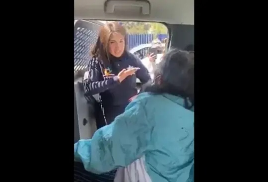 Con lenguaje de señas, policía orienta a abuelita sobre vacuna contra COVID-19