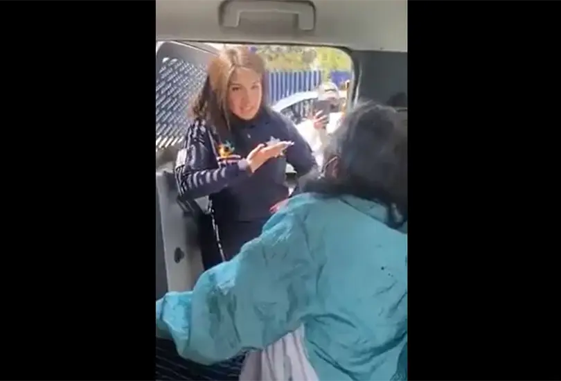 Con lenguaje de señas, policía orienta a abuelita sobre vacuna contra COVID-19 Con lenguaje de señas, policía orienta a abuelita sobre vacuna contra COVID-19