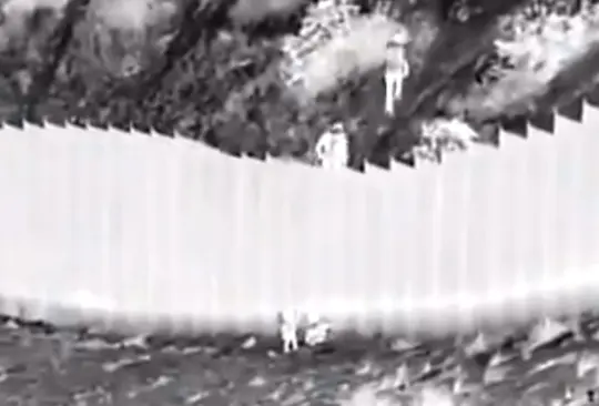 Pollero arroja a dos niñas desde lo alto del muro fronterizo; EU investiga el caso Pollero arroja a dos niñas desde lo alto del muro fronterizo; EU investiga el caso