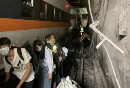 Tren de alta velocidad descarrila y choca contra túnel en Taiwán; reportan 32 víctimas