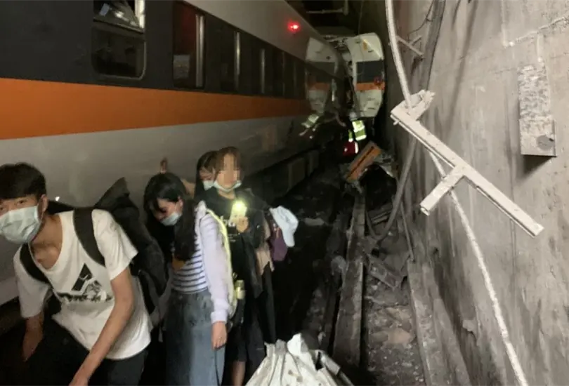 Tren de alta velocidad descarrila y choca contra t&uacute;nel en Taiw&aacute;n; reportan 32 v&iacute;ctimas