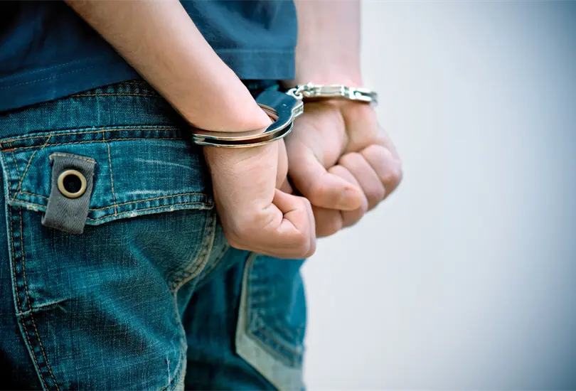 Menor de edad asalta microb&uacute;s y dispara contra dos personas; fue detenido