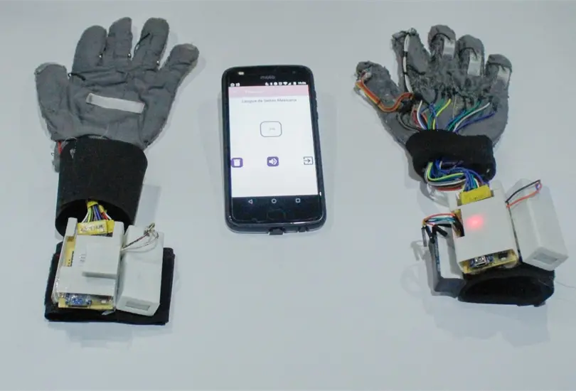 Ingenieras del IPN crean guantes que traducen la Lengua de Se&ntilde;as Mexicana