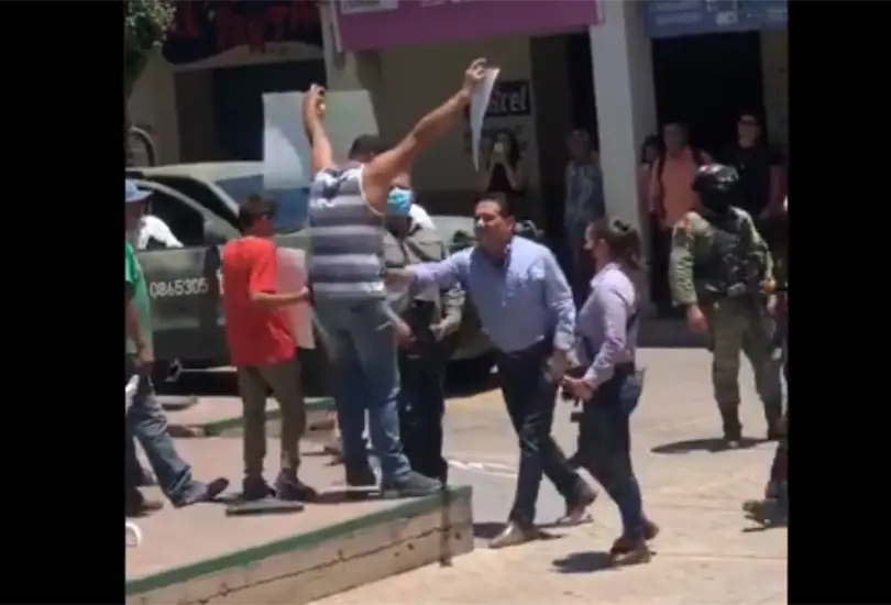 Captan al gobernador de Michoacán, Silvano Aureoles, empujando a manifestante Captan al gobernador de Michoacán, Silvano Aureoles, empujando a manifestante