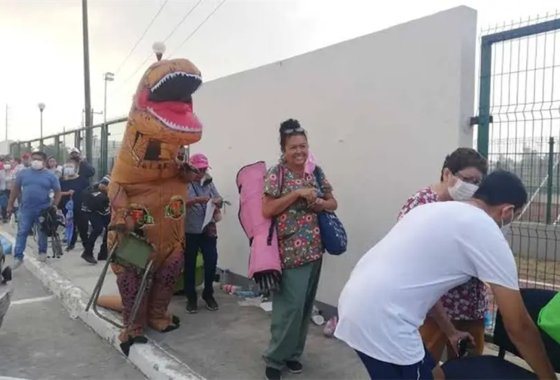 Dinosaurio acompaña a su mamá para que reciba la vacuna contra el COVID-19 Dinosaurio acompaña a su mamá para que reciba la vacuna contra el COVID-19
