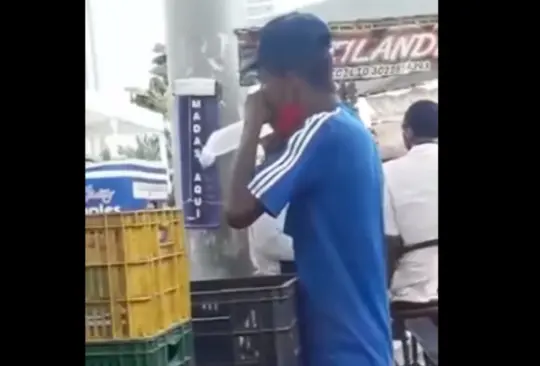 Captan a vendedor de frutas soplando bolsas, sin mascarilla y frente a hospital