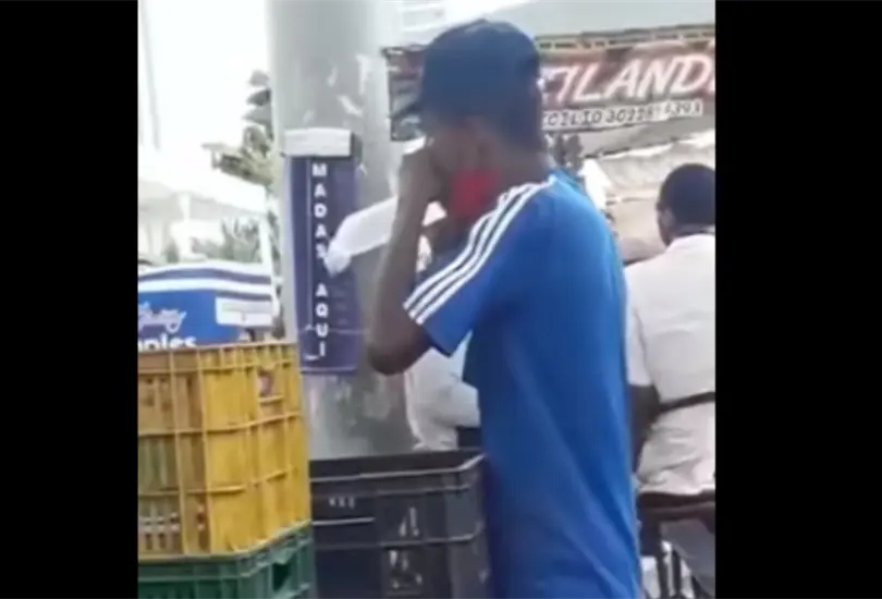 Captan a vendedor de frutas soplando bolsas, sin mascarilla y frente a hospital Captan a vendedor de frutas soplando bolsas, sin mascarilla y frente a hospital