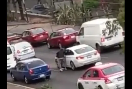 Captan asalto en pleno tráfico de la CDMX, ¿cómo evitarlos y dónde denunciarlos? Captan asalto en pleno tráfico de la CDMX, ¿cómo evitarlos y dónde denunciarlos?