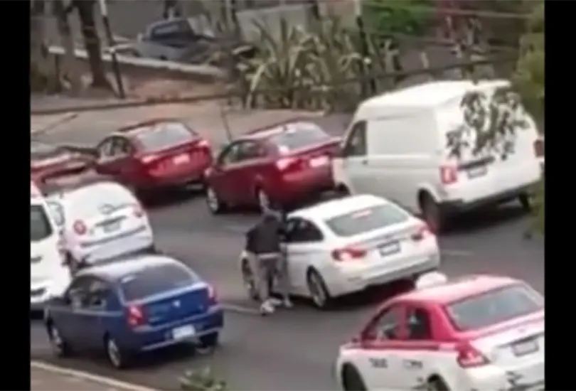 Captan asalto en pleno tráfico de la CDMX, ¿cómo evitarlos y dónde denunciarlos? Captan asalto en pleno tráfico de la CDMX, ¿cómo evitarlos y dónde denunciarlos?