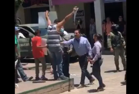 Temo por mi vida: asegura maestro que fue empujado por Silvano Aureoles Temo por mi vida: asegura maestro que fue empujado por Silvano Aureoles