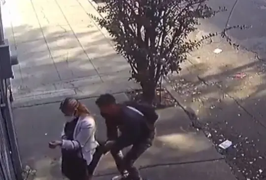 #VIDEO Buscan a hombre que metió su mano bajo la falda de una mujer en CDMX 