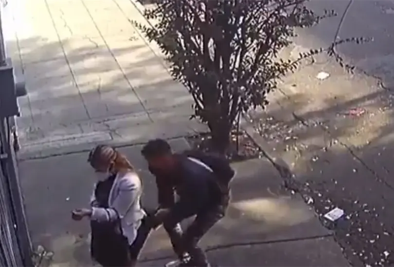 #VIDEO Buscan a hombre que meti&oacute; su mano bajo la falda de una mujer en CDMX 