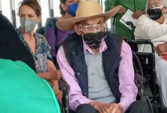 Difunden imagen del expresidente Luis Echeverría en puesto de vacunación Difunden imagen del expresidente Luis Echeverría en puesto de vacunación