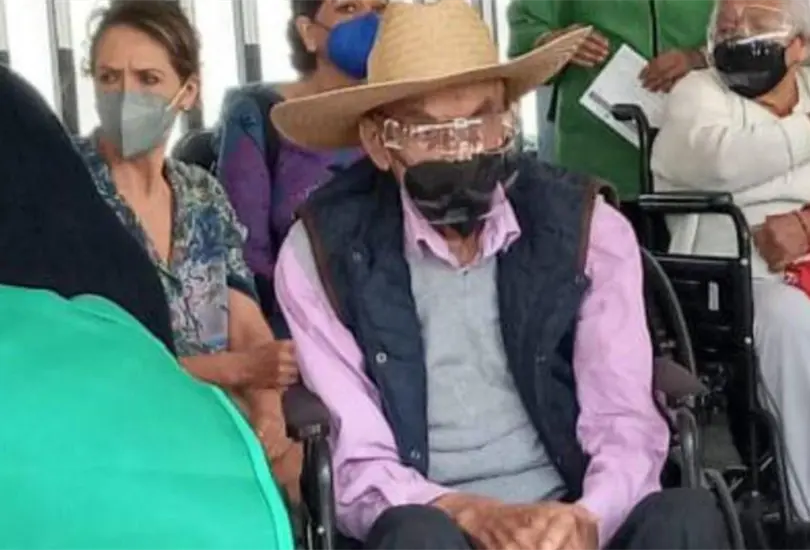 Difunden imagen del expresidente Luis Echeverr&iacute;a en puesto de vacunaci&oacute;n 