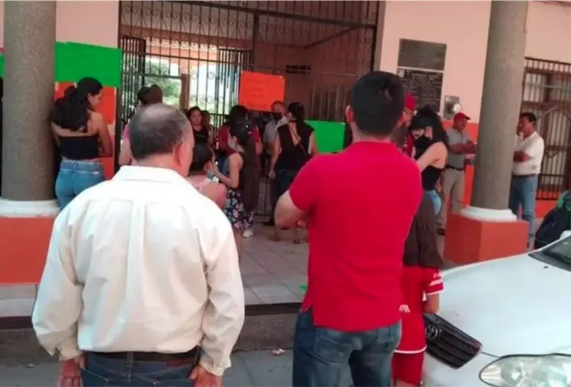 En apoyo a profesor agredido, habitantes de Aguililla toman Palacio Municipal 