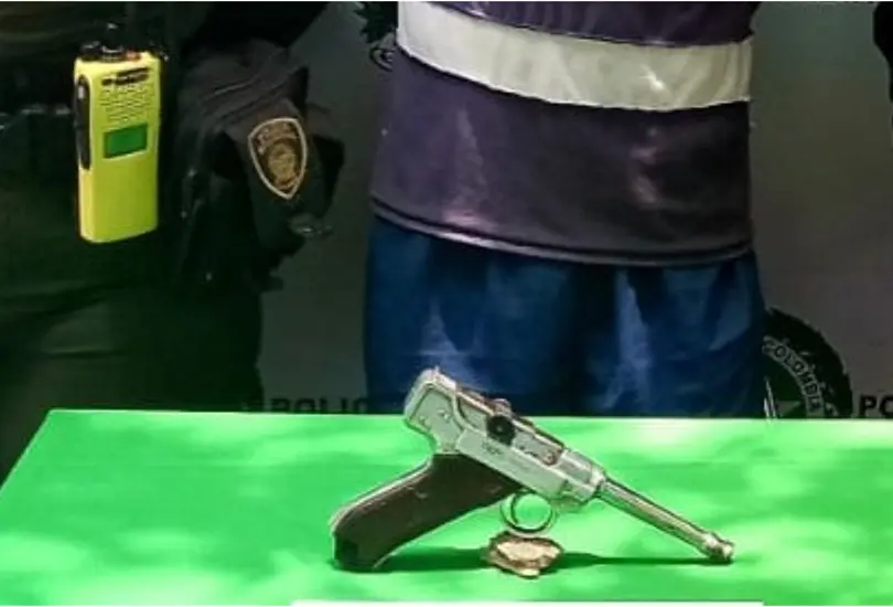 Ladr&oacute;n usaba pistola de la Alemania nazi para asaltar a sus v&iacute;ctimas