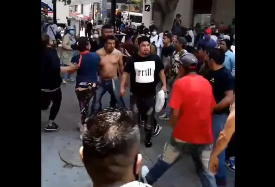 Frente a policía, se desata pelea campal en la Ciudad de México Frente a policía, se desata pelea campal en la Ciudad de México