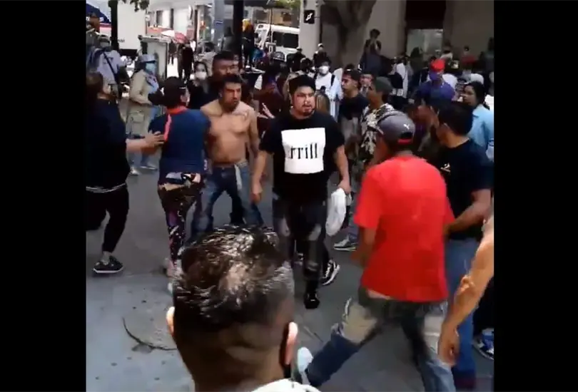 Frente a policía, se desata pelea campal en la Ciudad de México Frente a policía, se desata pelea campal en la Ciudad de México