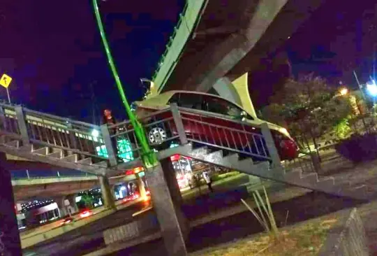 Taxista cruza puente peatonal con todo y automóvil en el Edomex