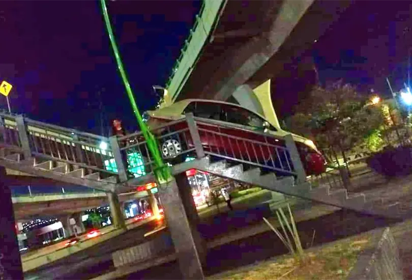 Taxista cruza puente peatonal con todo y autom&oacute;vil en el Edomex