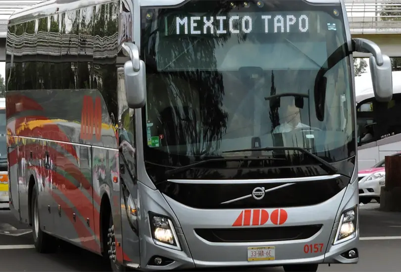 Detienen a hombre que intentaba viajar con una menor reportada como desaparecida 