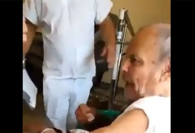 Se hace viral video de abuelito que se enoja por recibir vacuna contra el COVID-19 