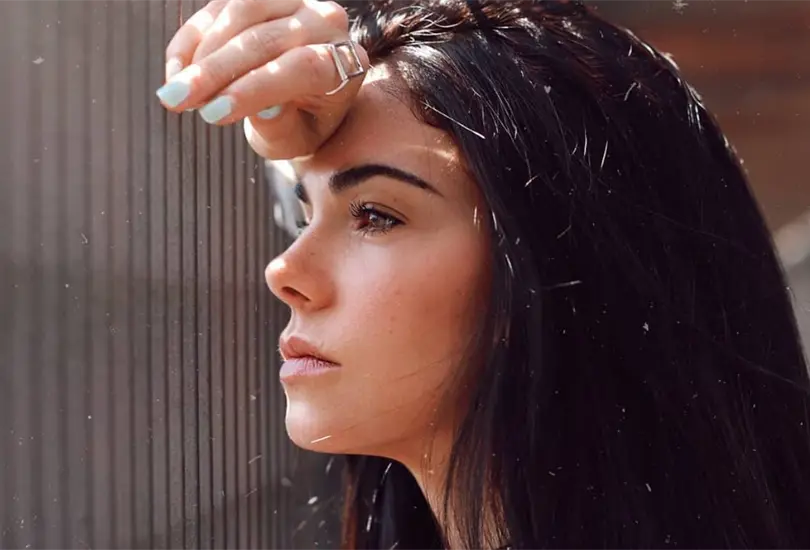 Livia Brito evade preguntas sobre fot&oacute;grafo y arranca camioneta en plena entrevista