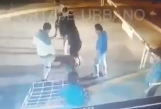 Hombres agreden a guardias de seguridad y apuñalan a un perrito llamado Negro Hombres agreden a guardias de seguridad y apuñalan a un perrito llamado Negro